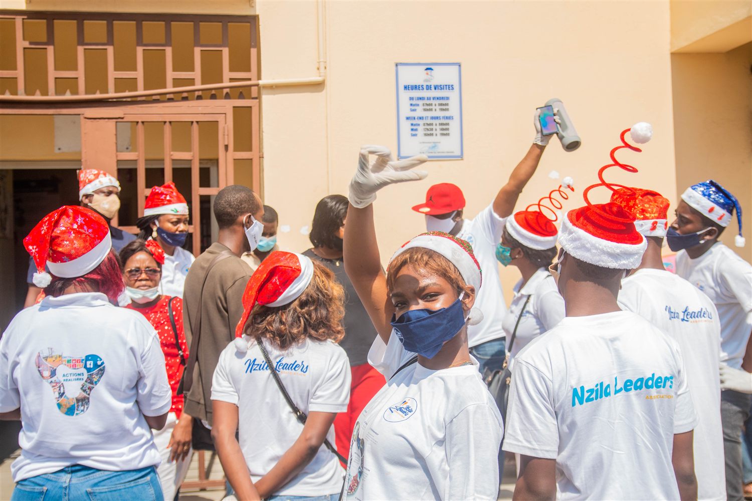 Groupe de bénévoles de NZILA Leaders en tenue de l'association, joyeux, lors d'une action