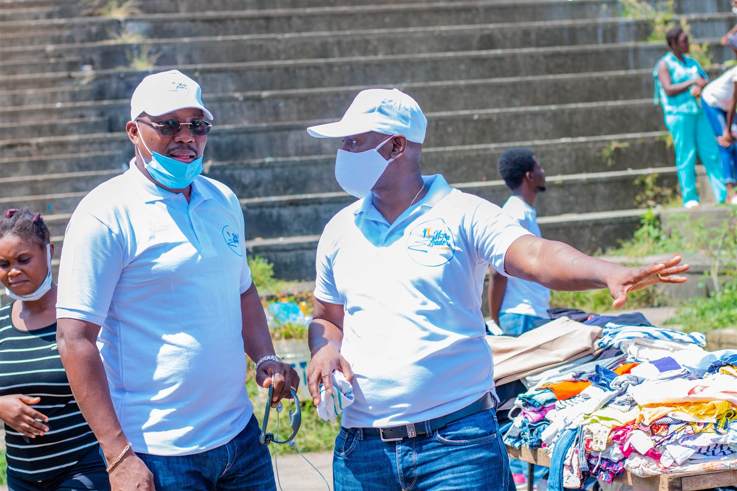 Bénévoles de NZILA Leaders à un stand de braderie gratuite de vêtements