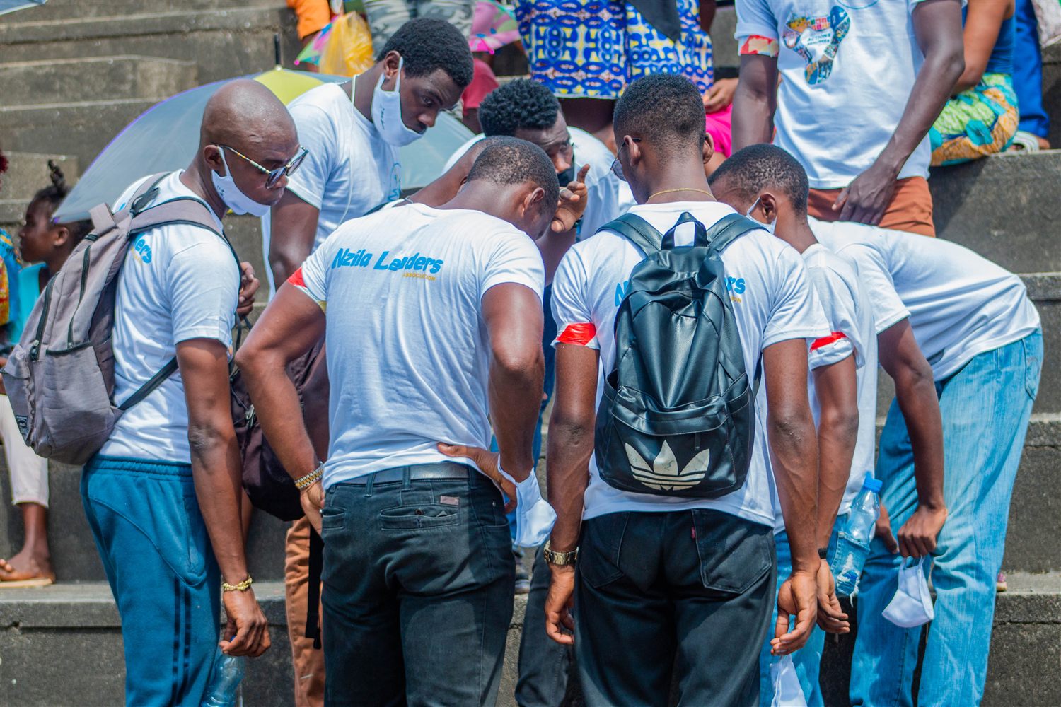 Membres de NZILA Leaders en t-shirt de l'association lors d'une distribution de terrain