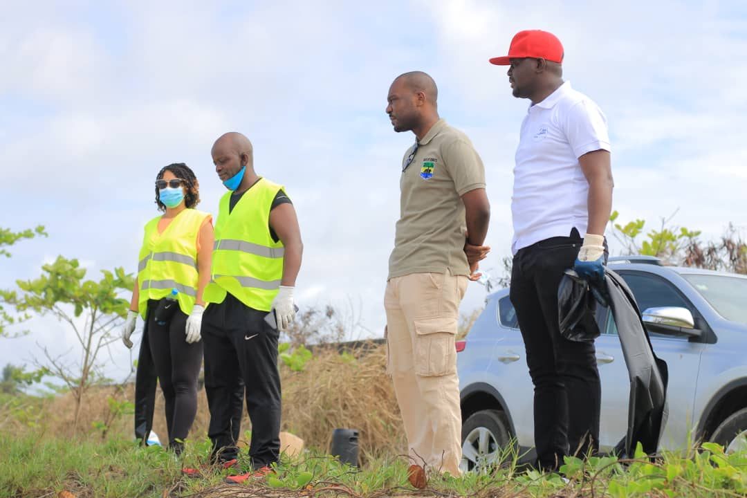 Bénévoles en gilets de sécurité lors d'une action de nettoyage de plage au Gabon